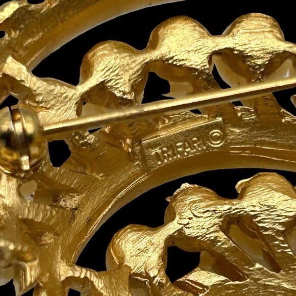 Exquisite Trifari Faux Pearl Double Leaf Brooch - Picture 5 of 5